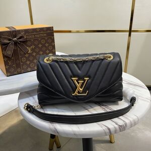 <AUTHENTIC>Louis Vuitton New Wave Chain Bag